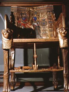 Thron von Tutanchamun, der König sitzt und die Königin bietet ihm eine Vase an, aus dem Grab von Tutanchamun im Tal der Könige in Theben, ca. 1361-52 v. Chr. von Egyptian 18th Dynasty