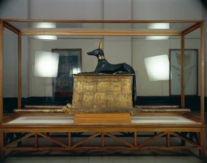 Schatz des Tutanchamun, Holzstatue des Schakalgottes Anubis auf einer vergoldeten Truhe aus dem Neuen Reich