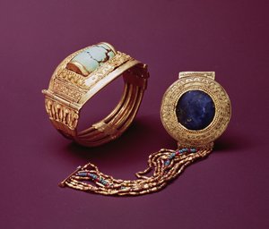 Zwei Armbänder, aus dem Grab von Tutanchamun (ca. 1370-1352 v. Chr.) Neues Reich