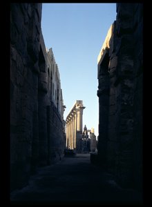 Blick vom Hof von Ramses II. zur Kolonnade von Amenophis III. (1403-1365 v. Chr.) Neues Reich