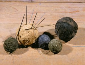 Wollknäuel mit Stricknadeln ...