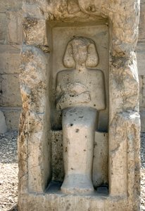 Alte ägyptische Kunst: Flachrelief des Gottes Osiris im Hof des Tempels von Sethos I. von Egyptian 19th Dynasty