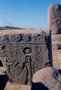 Block mit Reliefs und Inschriften von Ramses II, Großer Tempel des Amun, Tanis, Ägypten, Neues Reich, Dynastie XIX von Egyptian 19th Dynasty