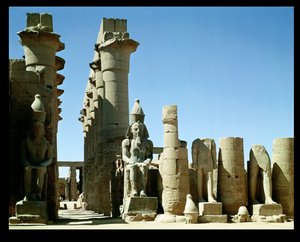 Kolossalstatuen von Ramses II. (ca. 1279-1213 v. Chr.) und das Pylon von Amenophis III. (1403-1365 v. Chr.), im Peristylhof