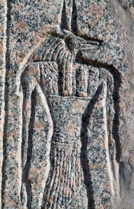Darstellung von Anubis, Detail der Inschrift und des Reliefs von Anubis und einem anderen Gott, Amenhoteps Sarkophag, Memphis (Unesco-Welterbeliste) von Egyptian 19th Dynasty