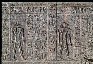 Darstellung von Anubis, Detail der Inschrift und des Reliefs von Anubis und einem anderen Gott, Sarkophag von Amenhotep, Memphis, Ägypten, Neues Reich, Dynastie XIX