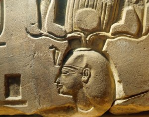 Ägypten, Luxor, Antikes Theben, Assasif-Tal, Fragment eines Reliefs, das Ramses II. und Kartuschen darstellt von Egyptian 19th Dynasty