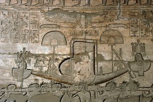 Ägyptische Antiquität: Ansicht der Reliefs, die die Prozession des heiligen Bootes darstellen, Gedenktempel, der dem Pharao Ramses II. (1279-1213 v. Chr.) gewidmet ist, Ramasseum-Stätte (Ramesseum) in Luxor, Ägypten