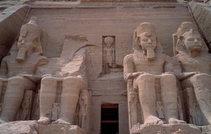 Ägyptische Antiquität: Koloss des Tempels von Ramses II. (1271-1256 v. Chr.), Abu Simbel, Assuan, Ägypten von Egyptian 19th Dynasty