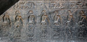 Ägyptische Antiquität: Detail eines Reliefs, das die Embleme der von Pharao Ramses II. (1292-1186 v. Chr.) eroberten Gebiete darstellt. Tempel von Luxor. Ostufer (Theben), Ägypten