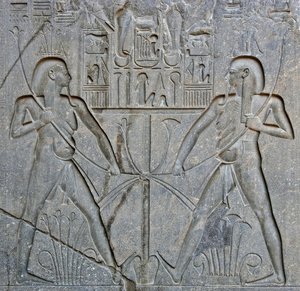 Ägyptische Antiquität: Detail des Sockels der Statue des Pharao Ramses II. (1292-1186 v. Chr.), die die Vereinigung von Ober- und Unterägypten darstellt. Tempel von Luxor. Ostufer (Theben), Ägypten von Egyptian 19th Dynasty