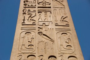 Ägyptische Antiquität: Detail des Obelisken, der Kartuschen und Hieroglyphen graviert, Tempel des Pharao Ramses II. (1292-1186 v. Chr.) in Luxor. Ostufer (Theben), Ägypten von Egyptian 19th Dynasty