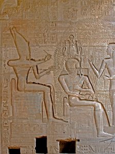 Ägyptische Antiquitäten: Detail der Reliefs, die Ramses II gekrönt und von der Göttin Seschat gesegnet darstellen, Totentempel, der dem Pharao Ramses II gewidmet ist