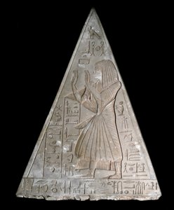 Ägyptische Antiquität: Pyramidenspitze der Kapelle von Ramose, dekoriert mit der Darstellung des Verstorbenen, der Re-Atum anbetet. 19. Dynastie (1295-1190 v. Chr.) Deir el Medineh, Turin von Egyptian 19th Dynasty