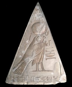 Ägyptische Antiquität: Pyramidenspitze der Kapelle von Ramose, dekoriert mit der Darstellung von Ra-Harakte