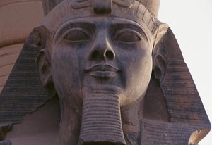 Gesicht der Statue von Ramses II sitzend, Thebanische Nekropole von Egyptian 19th Dynasty