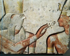 Falkengott Horus und Ramses II während der Mundöffnungszeremonie, Basrelief, aus dem kleinen Tempel von Pharao in Abydos