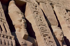 Köpfe von Ramses II. (1279-1213) und Hathor/Nefertari an der Fassade des Tempels der Königin Nefertari, Neues Reich, ca. 1250 v. Chr. (Detail)