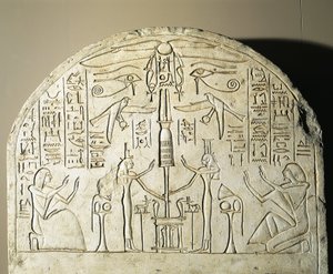 Kalksteinstele von Perinefer, mit Isis und Neftis, die ein Fetisch verehren, das Osiris darstellt, aus Abydos, Regierungszeit von Ramses II.