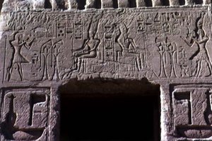 Sturz über der Eingangstür des Tempels der Königin Nefertari, Neues Reich, ca. 1250 v. Chr. von Egyptian 19th Dynasty