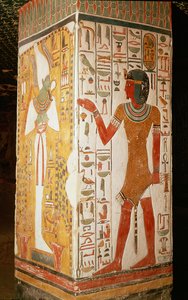 Säule, die Osiris und einen Priester in einem Pantherfell darstellt, aus dem Grab von Nefertari, Neues Reich