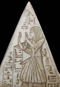 Pyramidion aus Kalkstein, das an der Spitze der Grabkapellen in den Pyramiden platziert ist. Es gibt gravierte Szenen, die den Sonnenzyklus und die Anbetung der Sonne durch den Verstorbenen darstellen. Es stammt aus Deir el-Medina von Egyptian 19th Dynasty