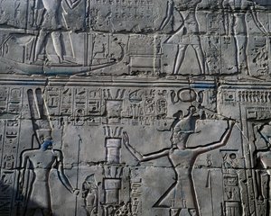 Königin Hatschepsut vor Gott Amun, Detail von Szenen der Opfergaben an die Götter, Relief, Innenwände der Großen Hypostylhalle, Karnak-Tempelkomplex (Unesco-Welterbeliste)