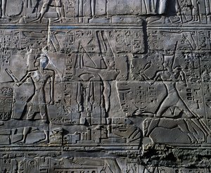 Königin Hatschepsut vor Gott Amun, Detail von Szenen der Opfergaben an die Götter, Relief, Innenwände der Großen Hypostylhalle, Karnak-Tempelkomplex (Unesco-Welterbeliste)