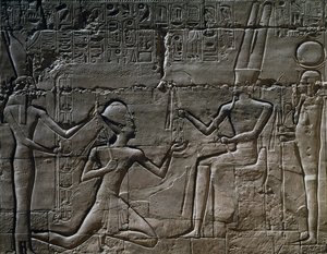 Ramses II. vor Amun-Ra, Relief, Große Hypostylhalle, Tempel des Amun, Karnak-Tempelkomplex (Unesco-Welterbeliste)