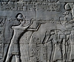 Ramses II. vor dem heiligen Boot, Relief, Innenwände der Großen Hypostylhalle, Karnak-Tempelkomplex (Unesco-Welterbeliste)