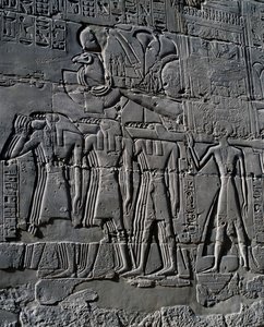 Ramses II vor dem heiligen Boot, Relief, Innenwände der Großen Hypostylhalle, Karnak-Tempelkomplex (Unesco-Welterbeliste)