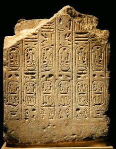 Rückansicht eines Fragments einer Statue von Ramses II. (1279-13) und Gemahlin, Neues Reich (Alabaster)