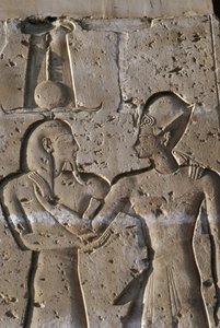 Relief, das den Pharao mit dem Gott Horus darstellt, Portikus des Tempels von Seti I