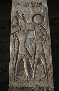 Relief, das den Pharao mit dem Gott Horus zeigt, Portikus des Tempels von Sethos I.
