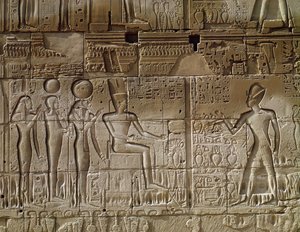 Relief, das Sethos I. (ca. 1294-1279 v. Chr.) zeigt, wie er Amun ein Opfer darbringt, von der nördlichen Außenwand der Hypostylhalle, Neues Reich