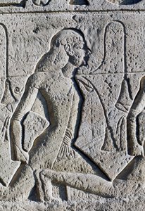 Relief, das schwarze und asiatische Gefangene aus der Schlacht von Kadesch darstellt, Detail vom Sockel der Throne an der Fassade des Großen Tempels von Ramses II., Abu Simbel (Unesco-Weltkulturerbe) von Egyptian 19th Dynasty