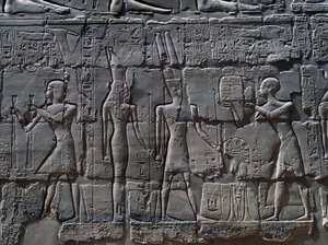 Szenen der Opfergaben an die Götter, Relief, Innenwände der Großen Hypostylhalle, Karnak-Tempelkomplex (Unesco-Welterbeliste)