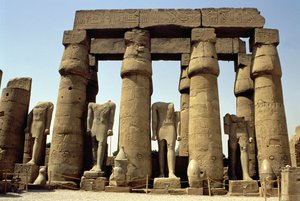 Statuen von Ramses II. (1298-32 v. Chr.) und Papyrussäulen im Peristylhof, Neues Reich, ca. 1297-1185 v. Chr.