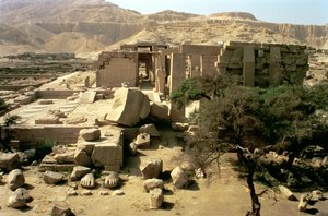 Ansicht von der Spitze des ersten Pylons, die den gefallenen Koloss von Ramses II. (1279-1213 v. Chr.) im ersten Hof zeigt, Neues Reich