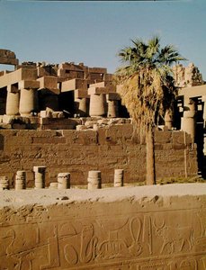 Mauer von Ramses II. und der Tempel von Tuthmosis