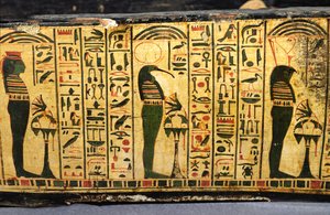Detail der äußeren Sargbasis der Mumie von Nesyamun, möglicherweise gefunden in Deir El-Bahri, Neues Reich, ca. 1100 v. Chr. von Egyptian 20th Dynasty