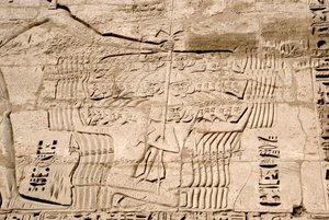 Ägyptische Antiquität: Detail der Reliefs des ersten Pylons, die die Gefangennahme von Kämpfern der Seevölker, Feinde von Ramses III, darstellen. Totentempel von Ramses III (1187-1156 v. Chr.). Luxor, Medinet Habou, Ägypten