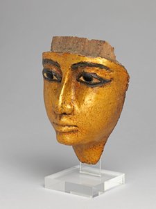 Gesicht von einem Sarg, mit eingelegten Augen und Augenbrauen, vergoldet