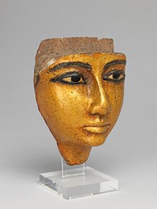 Gesicht von einem Sarg, mit eingelegten Augen und Augenbrauen, vergoldet