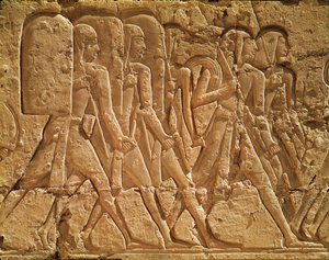 Relief, das Diener darstellt, die Seile und Waffen tragen, aus dem Totentempel von Ramses III. (ca. 1184-1153 v. Chr.) Neues Reich