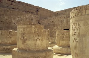 Überreste von Säulen in der Hypostylhalle des Totentempels von Ramses III. (ca. 1184-1153 v. Chr.) Neues Reich