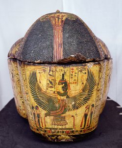Oberes Ende des Sarges der Mumie von Nesyamun, möglicherweise gefunden in Deir El-Bahri, Neues Reich, ca. 1100 v. Chr. (bemaltes Holz)