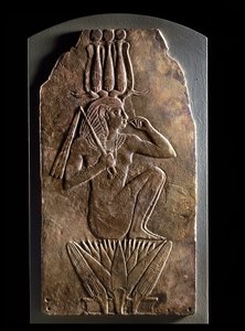 Plakette von Iuput II als Kindgott, der aus der Lotusblume hervorgeht (Faience) von Egyptian 23rd Dynasty