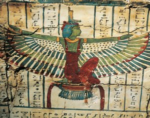 Göttin Isis mit ausgebreiteten Flügeln auf dem Sarkophag von Cesraperet