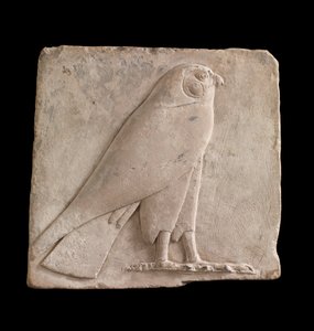 Plakette, die einen Falken darstellt, wahrscheinlich der Gott Horus, 26. Dynastie oder Saite-Periode, 664-525 v. Chr. oder später (Kalkstein)